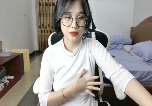 A linda garota foi estuprada por um colega a cada momento