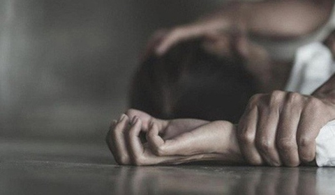 A esposa contratou empregadas para ir para casa para satisfazer as necessidades sexuais de seu marido